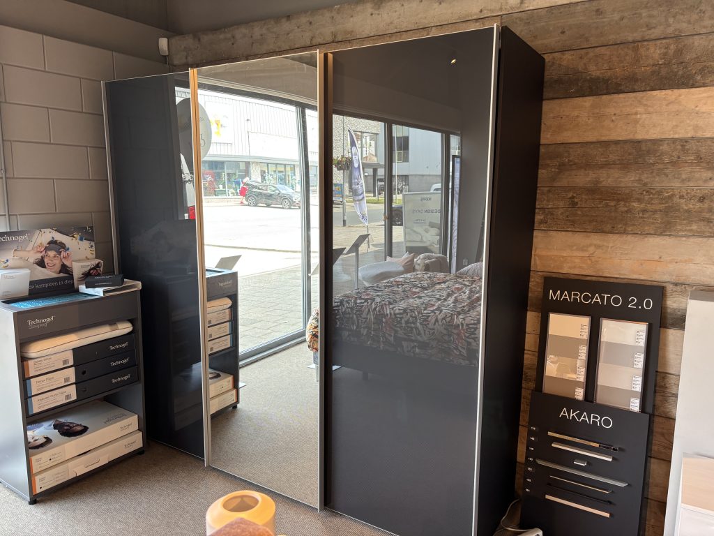 Nolte Marcato 3 deurs schuifdeurkast 240x223x69 Opruimin